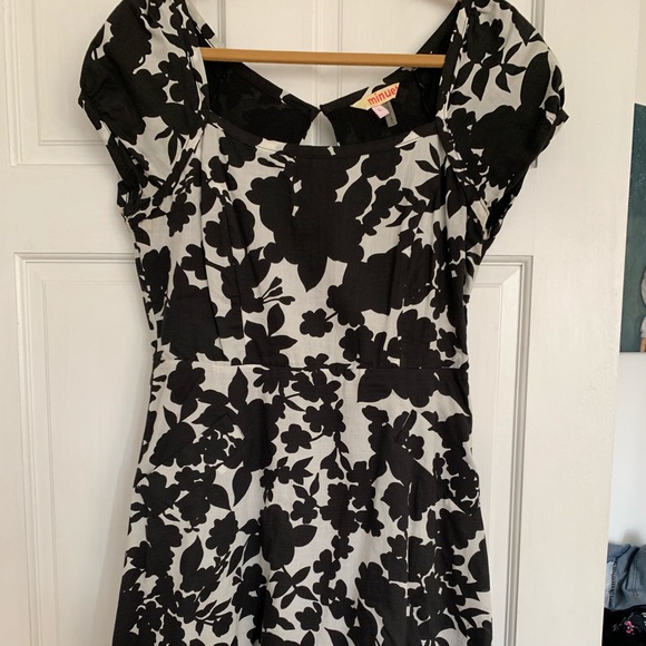 Pockets!Modcloth Black&white openback floral dress - Picture 1 of 8